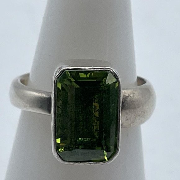 Sterling Silver & Faceted Green Radiant Gemstone Cubic Zirconia Cocktail Ring - Picture 1 of 6